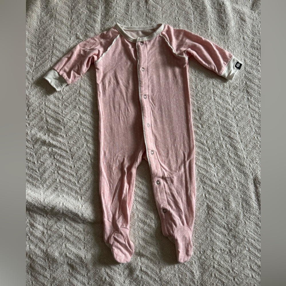 Sweet Bamboo | One Piece footies pink with white stars 
Button up size newborn